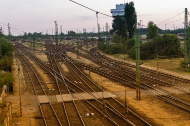 bir yaz akşamı tren istasyonu