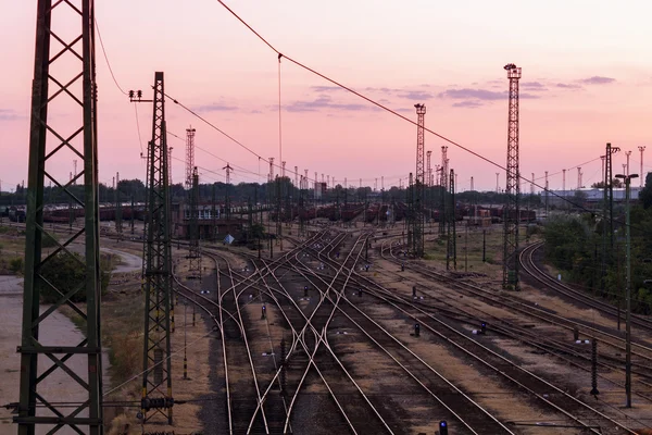 夏の夜に鉄道駅 — ストック写真