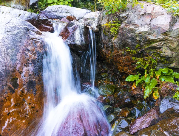 Cascada de montaña. agua corriente rápida en la romania — Foto de Stock