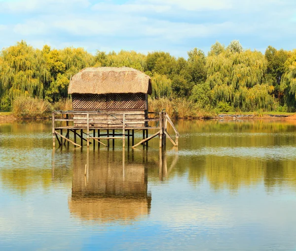 Osamělý dům u jezera — Stock fotografie