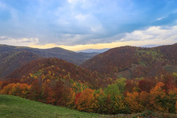 Herfst landschap van de heuvel — Stockfoto