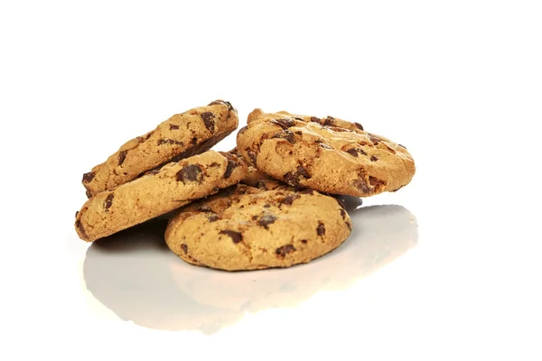 Galletas de chispas de chocolate sobre fondo blanco — Foto de Stock