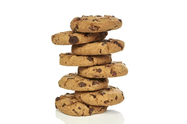 Galletas de chispas de chocolate sobre fondo blanco — Foto de Stock