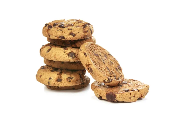 Galletas de chispas de chocolate sobre fondo blanco — Foto de Stock