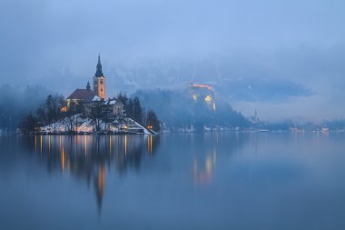 bled Gölü'nın sisli gecesi