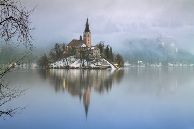 bled Gölü'nın sisli gecesi