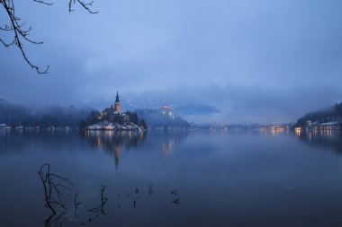bled Gölü'nın sisli gecesi