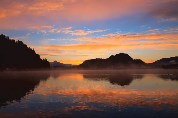 Восход солнца на озере Блед — стоковое фото