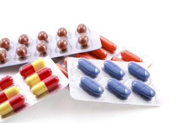 Beyaz arka planda ilaçlar