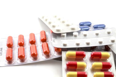 Beyaz arka planda ilaçlar