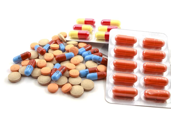 Medicamentos sobre fundo branco — Fotografia de Stock