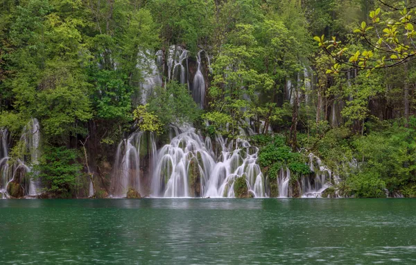 Cachoeira nos lagos de Plitvice — Fotografia de Stock