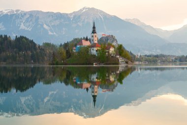 Slovenya 'daki Julian Alpleri' nde sabah ışıklarında şatosu olan güzel, samimi Bled Gölü ve adada bulunan kilise.