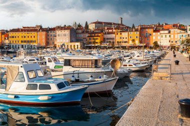 Adriyatik Denizi 'ndeki İstrian yarımadasında limanı olan Rovinj küçük deniz kenarı eski kasabası, Hırvatistan ve Avrupa' da gün batımında