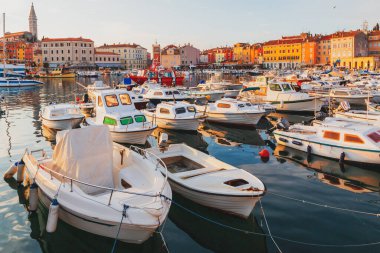 Adriyatik Denizi 'ndeki İstrian yarımadasında limanı olan Rovinj küçük deniz kenarı eski kasabası, Hırvatistan ve Avrupa' da gün batımında