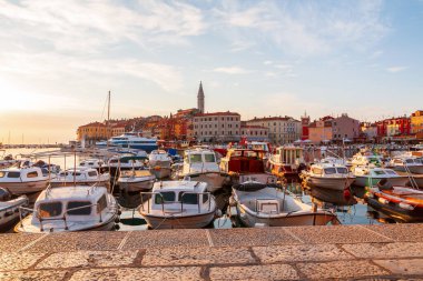 Adriyatik Denizi 'ndeki İstrian yarımadasında limanı olan Rovinj küçük deniz kenarı eski kasabası, Hırvatistan ve Avrupa' da gün batımında