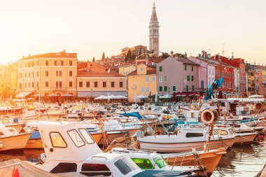 Adriyatik Denizi 'ndeki İstrian yarımadasında limanı olan Rovinj küçük deniz kenarı eski kasabası, Hırvatistan ve Avrupa' da gün batımında