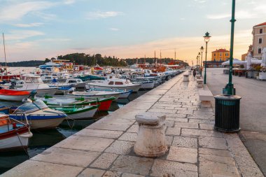 Adriyatik Denizi 'ndeki İstrian yarımadasında limanı olan Rovinj küçük deniz kenarı eski kasabası, Hırvatistan ve Avrupa' da gün batımında