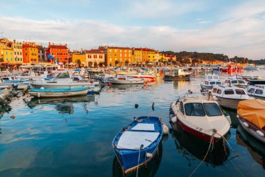 Adriyatik Denizi 'ndeki İstrian yarımadasında limanı olan Rovinj küçük deniz kenarı eski kasabası, Hırvatistan ve Avrupa' da gün batımında