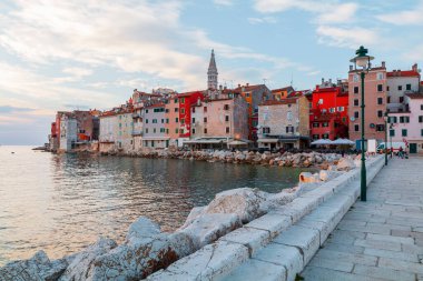 Adriyatik Denizi 'ndeki İstrian yarımadasında limanı olan Rovinj küçük deniz kenarı eski kasabası, Hırvatistan ve Avrupa' da gün batımında