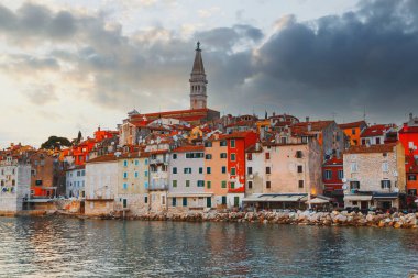 Adriyatik Denizi 'ndeki İstrian yarımadasında limanı olan Rovinj küçük deniz kenarı eski kasabası, Hırvatistan ve Avrupa' da gün batımında
