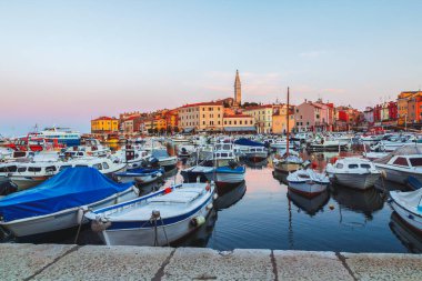 Adriyatik Denizi 'ndeki İstrian yarımadasında limanı olan Rovinj konforlu küçük deniz kenti, Hırvatistan ve Avrupa' da güneş doğarken