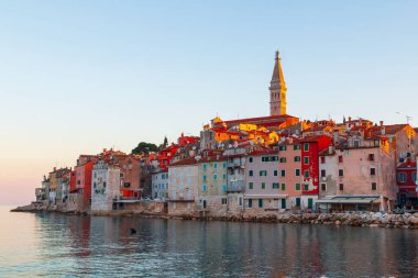 Adriyatik Denizi 'ndeki İstrian yarımadasında limanı olan Rovinj konforlu küçük deniz kenti, Hırvatistan ve Avrupa' da güneş doğarken