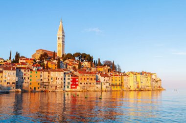 Adriyatik Denizi 'ndeki İstrian yarımadasında limanı olan Rovinj konforlu küçük deniz kenti, Hırvatistan ve Avrupa' da güneş doğarken