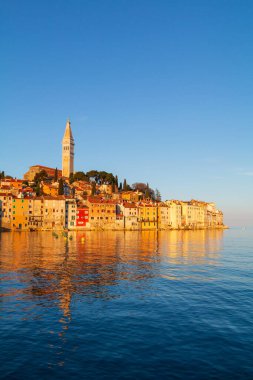 Adriyatik Denizi 'ndeki İstrian yarımadasında limanı olan Rovinj konforlu küçük deniz kenti, Hırvatistan ve Avrupa' da güneş doğarken