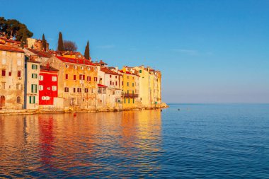 Adriyatik Denizi 'ndeki İstrian yarımadasında limanı olan Rovinj konforlu küçük deniz kenti, Hırvatistan ve Avrupa' da güneş doğarken