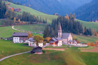 Santa Maddalena, arka planında Odle Dağları olan Val di Funes Vadisi 'nde büyüleyici bir dağ köyüdür. Trentino-Alto Adige, İtalya' nın güneyindeki Bolzano ili.