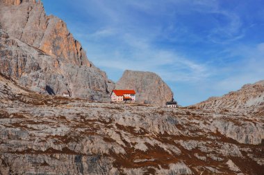 Günbatımı Tre Cime di Lavaredo (Drei Zinnen) ve rifugio Locatelli, Dolomites, Güney Tyrol, İtalya