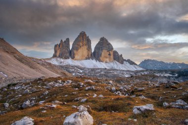 Günbatımı Tre Cime di Lavaredo (Drei Zinnen) ve rifugio Locatelli, Dolomites, Güney Tyrol, İtalya