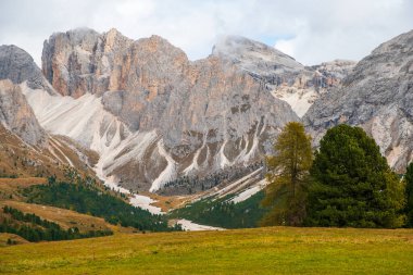 Seceda ve Odle Dağı 'nın güzel manzarası, Dolomitler' deki Ortisei kasabası yakınlarındaki muhteşem sıradağlarla çevrili, Val Gardena, İtalya 'nın Güney Tyrol kasabası.