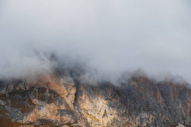 Seceda ve Odle Dağı 'nın güzel manzarası, Dolomitler' deki Ortisei kasabası yakınlarındaki muhteşem sıradağlarla çevrili, Val Gardena, İtalya 'nın Güney Tyrol kasabası.