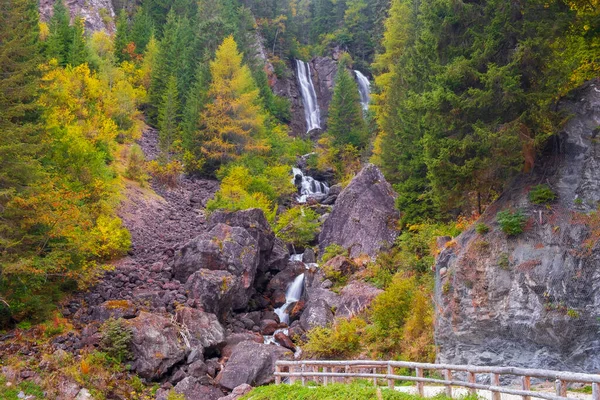 Piękny Wodospad Pissandolo Pięknych Jesiennych Kolorach Dolomitach Prowincji Belluno Regionie — Zdjęcie stockowe