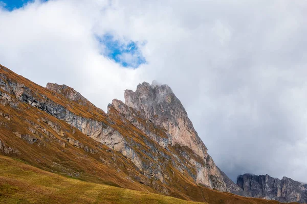 美しいセセダ山とオードル山のパノラマ ドロミテのオルティセイの町の近くの壮大な山脈に囲まれて ヴァル ガーデナ 南チロルイタリア — ストック写真