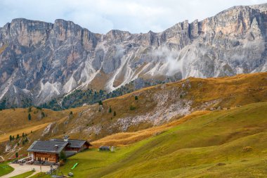 Seceda ve Odle Dağı 'nın güzel manzarası, Dolomitler' deki Ortisei kasabası yakınlarındaki muhteşem sıradağlarla çevrili, Val Gardena, İtalya 'nın Güney Tyrol kasabası.