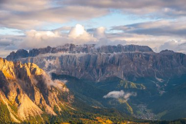 Seceda ve Odle Dağı 'nın güzel manzarası, Dolomitler' deki Ortisei kasabası yakınlarındaki muhteşem sıradağlarla çevrili, Val Gardena, İtalya 'nın Güney Tyrol kasabası.