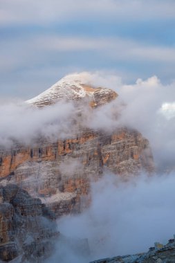 İtalya 'nın kuzeyindeki Veneto eyaletinin Cortina d' Ampezzo kasabası yakınlarındaki güzel Pelmo, Averau ve Lastoi de Formin dağlarının arka planındaki Lagazuoi Dağları 'nın Dolomitleri