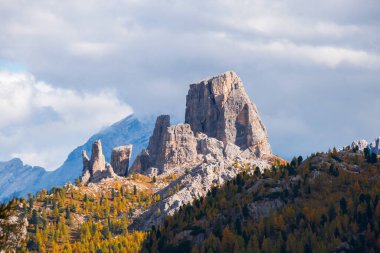 Güzel günbatımı, kuzey İtalya 'da Cortina ve Ampezzo yakınlarındaki Passo Giau yakınlarındaki Dolomitlerin zirvesini aydınlatır.