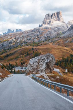 İtalya 'nın kuzeyindeki Veneto eyaletinin Cortina d' Ampezzo kasabası yakınlarındaki güzel Pelmo, Averau ve Lastoi de Formin dağlarının arka planındaki Lagazuoi Dağları 'nın Dolomitleri