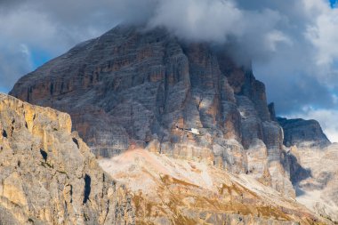 Dolomitler, gün boyunca İtalya 'nın kuzeyindeki Veneto eyaletinin Cortina d' Ampezzo kasabası yakınlarındaki güzel Pelmo, Averau ve Lastoi de Formin dağ tepelerinin arkasındaki Lagazuoi Dağları 'na gidiyorlar.