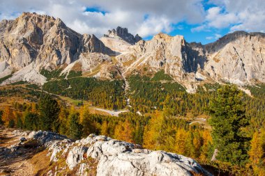 Dolomitler, gün boyunca İtalya 'nın kuzeyindeki Veneto eyaletinin Cortina d' Ampezzo kasabası yakınlarındaki güzel Pelmo, Averau ve Lastoi de Formin dağ tepelerinin arkasındaki Lagazuoi Dağları 'na gidiyorlar.
