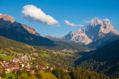 Güzel günbatımı, kuzey İtalya 'da Cortina ve Ampezzo yakınlarındaki Passo Giau yakınlarındaki Dolomitlerin zirvesini aydınlatır.