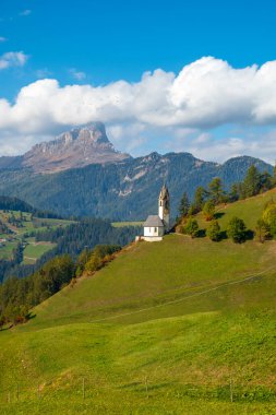 Gündüzleri Santa Barbara Kilisesi 'nde La Valle, Alta Badia, Güney Tyrol, İtalya, Avrupa' da