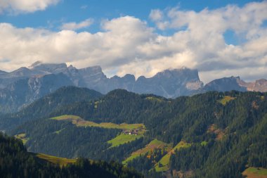 Gündüzleri Santa Barbara Kilisesi 'nde La Valle, Alta Badia, Güney Tyrol, İtalya, Avrupa' da
