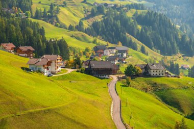 Gündüzleri Santa Barbara Kilisesi 'nde La Valle, Alta Badia, Güney Tyrol, İtalya, Avrupa' da
