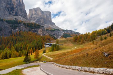 Güzel günbatımı, kuzey İtalya 'da Cortina ve Ampezzo yakınlarındaki Passo Giau yakınlarındaki Dolomitlerin zirvesini aydınlatır.