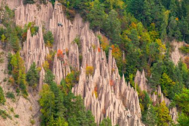 Dünya piramitleri, Kuzey İtalya 'da Bolzano yakınlarındaki Rio Fosco Longomoso vadisinde bulunan Dolomitler' de özel bir doğal oluşum.